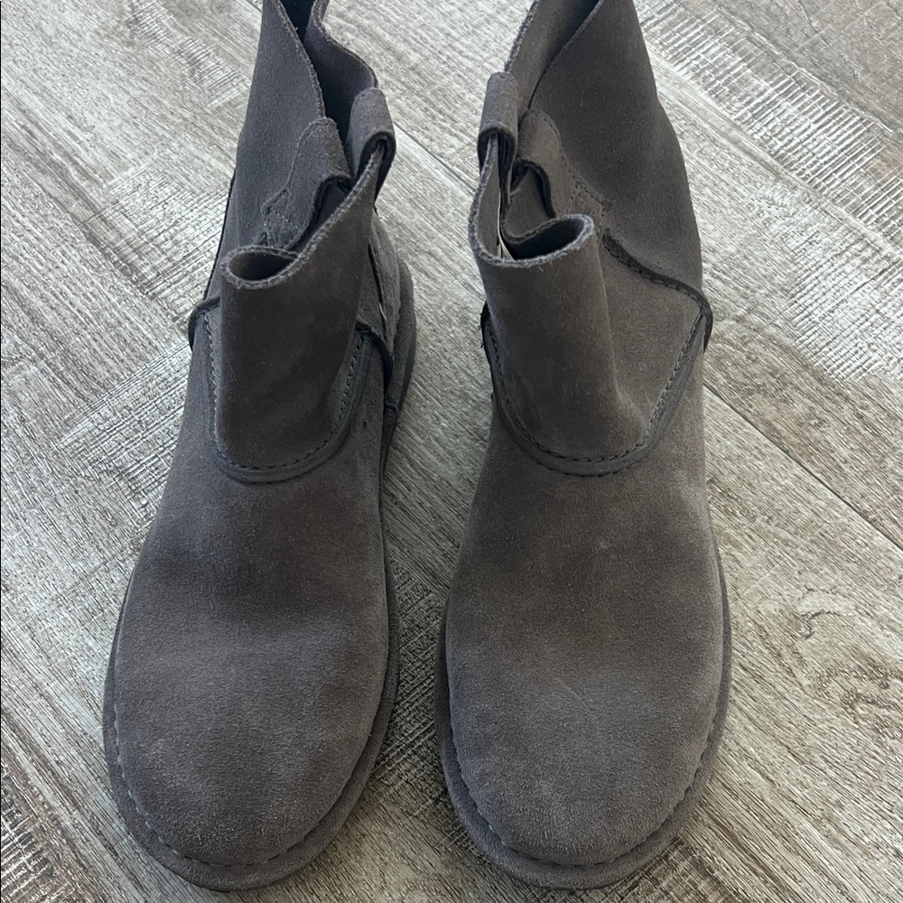 New boot light gray uggs